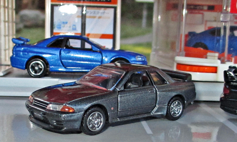 Illustration for article titled Land of the Rising Sunday: Autobacs (and an R32)